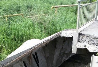 Разрушается мост в г. Шахты рядом с «Глорией Джинс» на Енисейском
