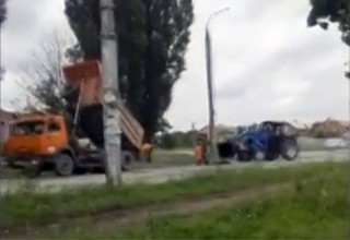 Латали ямы после дождя в г. Шахты на ХБК  — люди удивляются [Видео]