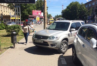 В Шахтах жители обсуждают иномарку, припаркованную на тротуаре напротив кинотеатра Аврора