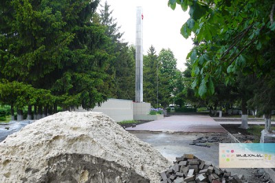 В г. Шахты площадь Славы замостили старой плиткой из Александровского парка