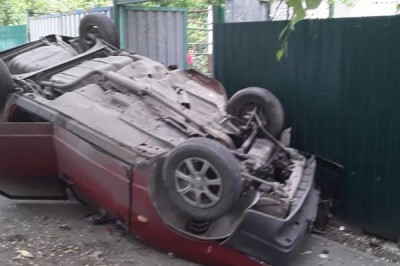 В Шахтах опрокинулся автомобиль — столкнулись два ВАЗа [Фото]