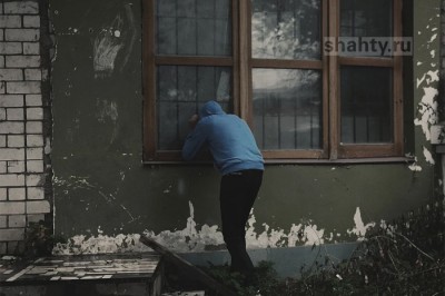 Сломав окно в квартире в Новошахтинске похитили ноутбук и велосипед