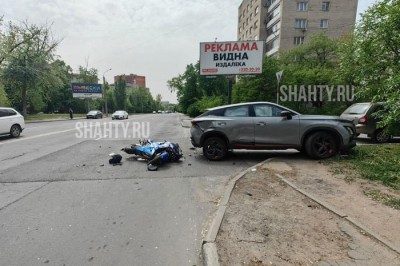 Автоледи сбила 23-летнего мотоциклиста у дворового проезда в Ростове-на-Дону