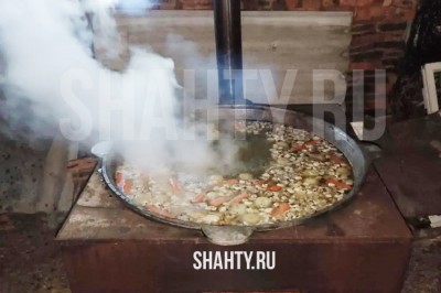 В Шахтах угощали шулюмом прихожан храма на Пасху