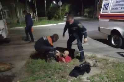 Упали в канализационный люк внук с дедушкой