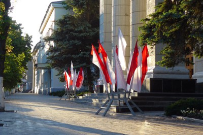 В Шахтах украли флаги перед зданием администрации города