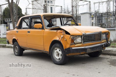 В Шахтах пьяный угнал автомобиль и врезался в столб