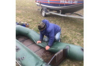 Спасли рыбаков, перевернувшихся на надувных лодках
