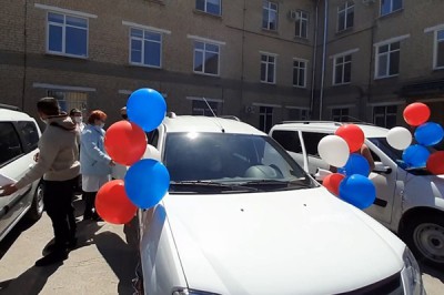 В Шахтах новые автомобили получили больницы и поликлиника № 1