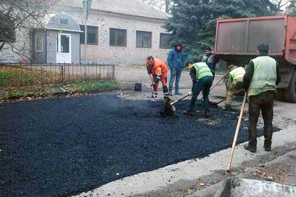 В г. Шахты асфальтируют улицу Рабоче-Крестьянскую