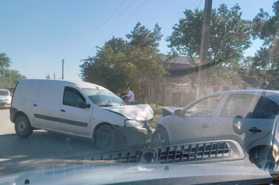 В Шахтах на Аюте лоб в лоб столкнулись Lada Largus и Skoda