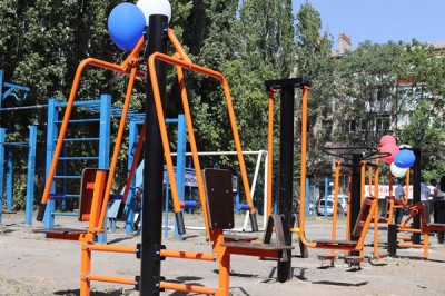 В г. Шахты появилась спортплощадка с тренажерами на улице Шевченко