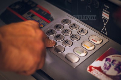 Мужчина лишился 285 тысяч рублей, поспешно отойдя от банкомата