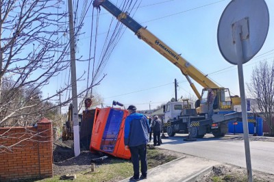Перевернулся КАМАЗ в поселке Каменоломни