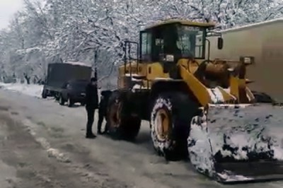В г. Шахты улицы от снега расчищала техника предпринимателей — благодарность таким людям