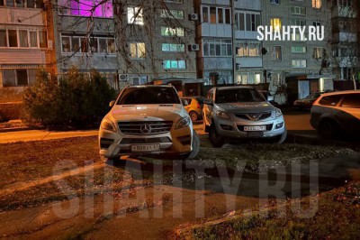 В центре г. Шахты на газон начали ставить машины