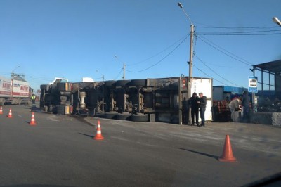 Перевернулась фура с мандаринами под Батайском — «праздник к нам приходит»