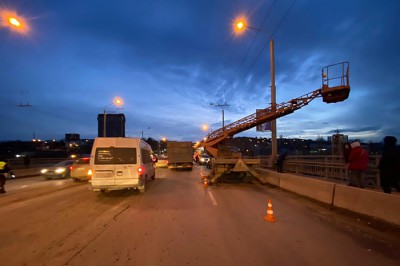 Разбился парень, упав с автовышки, в которую врезался грузовик в Ростове [Видео]