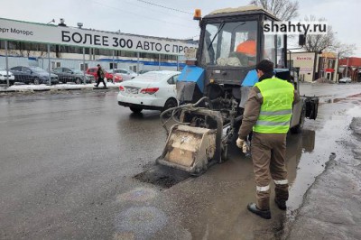Ямы на дорогах города Шахты заливают асфальтобетонной смесью