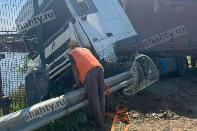 Фура едва не упала с моста в реку Северский Донец на трассе М-4 в Каменске: видео