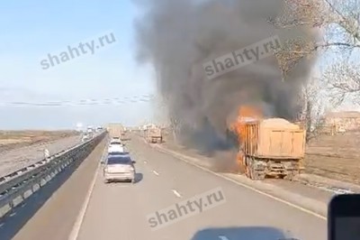 Неподалеку от г. Шахты сгорело два большегруза
