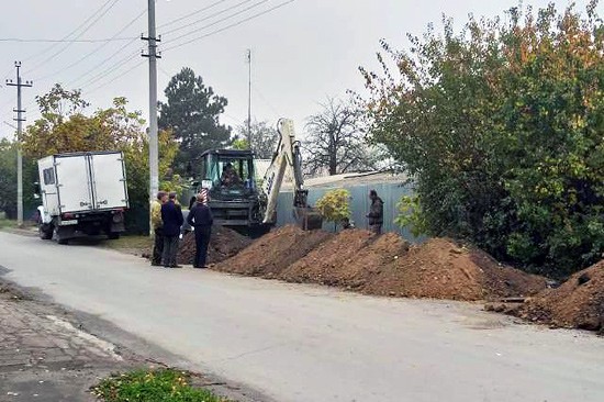 Жители г. Шахты покупают трубы для водопроводов за свои деньги
