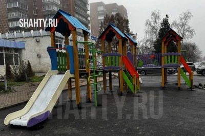 В г. Шахты устанавливают сразу 9 детских игровых площадок