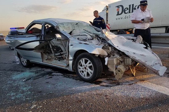Легковушка врезалась в грузовик Renault на трассе М-4 в районе аэропорта Платов