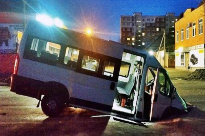 Маршрутка с пассажирами провалилась под землю в Каменске-Шахтинском [Видео]