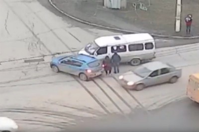 В г. Шахты маршрутка протаранила «Рено Сандеро» на въезде в ХБК [Видео]