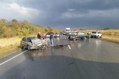 Ваз разорвало пополам: массовое ДТП на мокрой трассе Ростов — Волгодонск