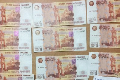 Нашли фальшивые пятитысячные купюры и пришли с деньгами в магазин