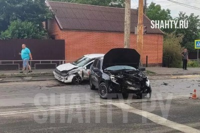 В г. Шахты столкнулись две Lada Granta на перекрестке: пострадал водитель
