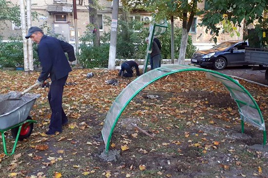 В г. Шахты новоизбранный депутат установил очень скромную площадку для детей