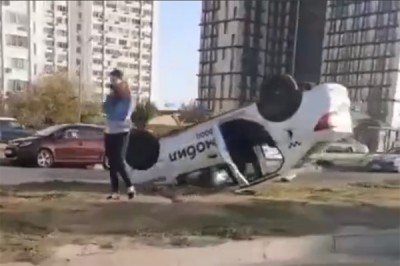 Перевернулась машина такси после ДТП на Левенцовке в Ростове