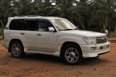 Рецидивист из г. Шахты разбил камнем стекло Toyota Land Cruiser