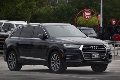 «Раздели» Audi Q7 на 250 тысяч рублей: трое парней сняли фары и повторители поворотов