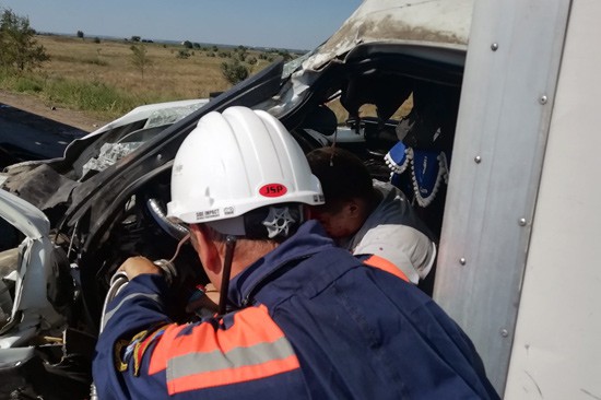 «Газель» врезалась в КАМАЗ на трассе Ростов — Волгодонск: пострадали два человека