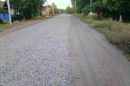В г. Шахты дорогу привели в порядок, отсыпав щебнем