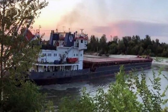 Сел на мель на Дону сухогруз, перекрыв движение по реке
