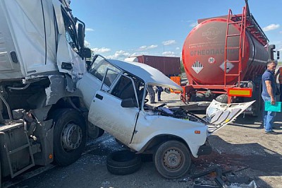 Легковушку раздавили бензовозы на трассе М-4 в районе поселка Новоперсиановский