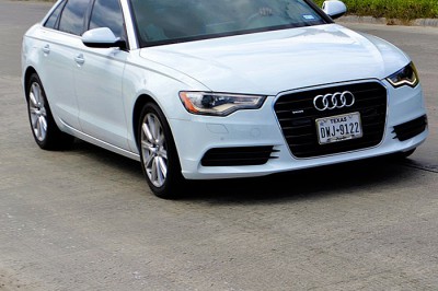 Угнал Audi A6 и врезался в столб, но после ДТП вернул иномарку на место угона