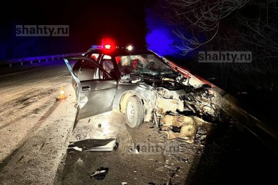 ВАЗ влетел лоб в лоб в  Mercedes на дороге между пос. Каменоломни и Майским г. Шахты