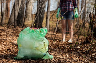 В Шахтах некоторые горожане выставляют мусор в подъезды