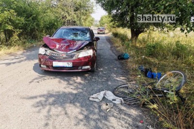 В Шахтах автомобиль Geely сбил велосипедиста