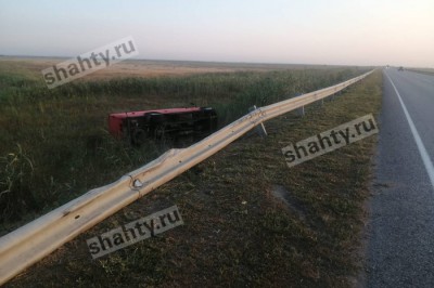 Насмерть разбился мужчина, уснувший за рулем микроавтобуса в Ростовской области