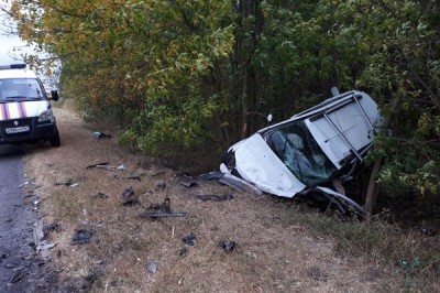 Водителя зажало в искореженном автомобиле после ДТП в Ростовской области
