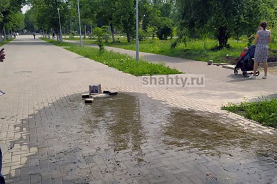В Шахтах вновь течет и отключено освещение в Александровском парке