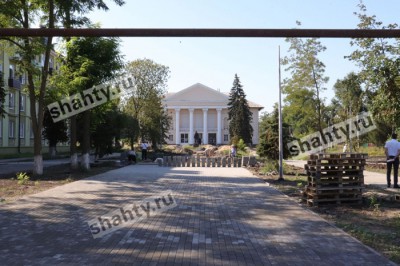 В Шахтах закончат реконструкцию сквера перед ДК Чиха на Майском только в следующем году