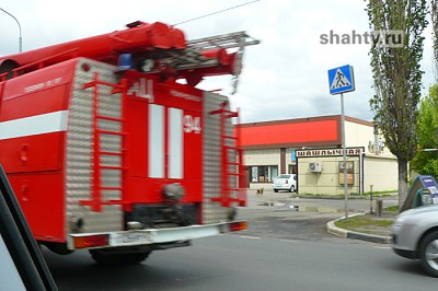 В Шахтах подожгли гараж на Южной, предварительно взломав ворота